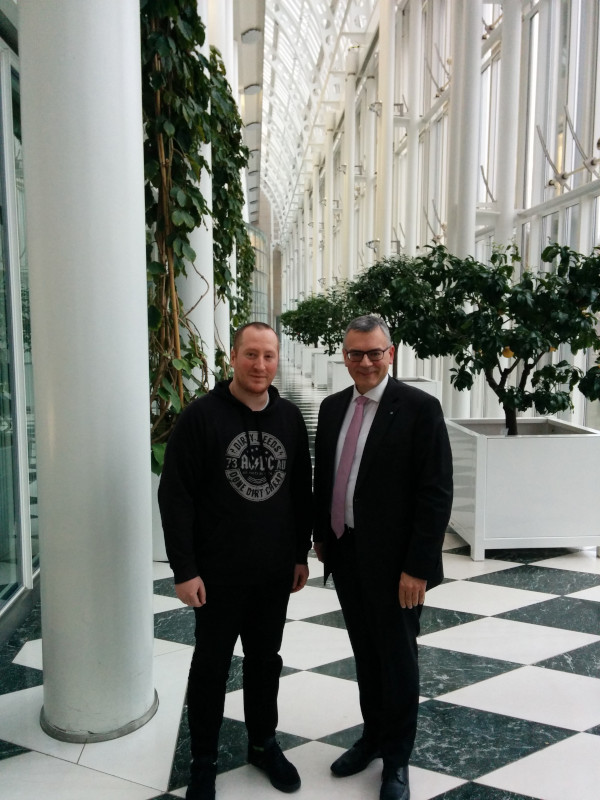 Alex Bertelshofer, erster Vorsitzender des Radiokreis Bayern, und Staatsminister Dr. Florian Herrmann.